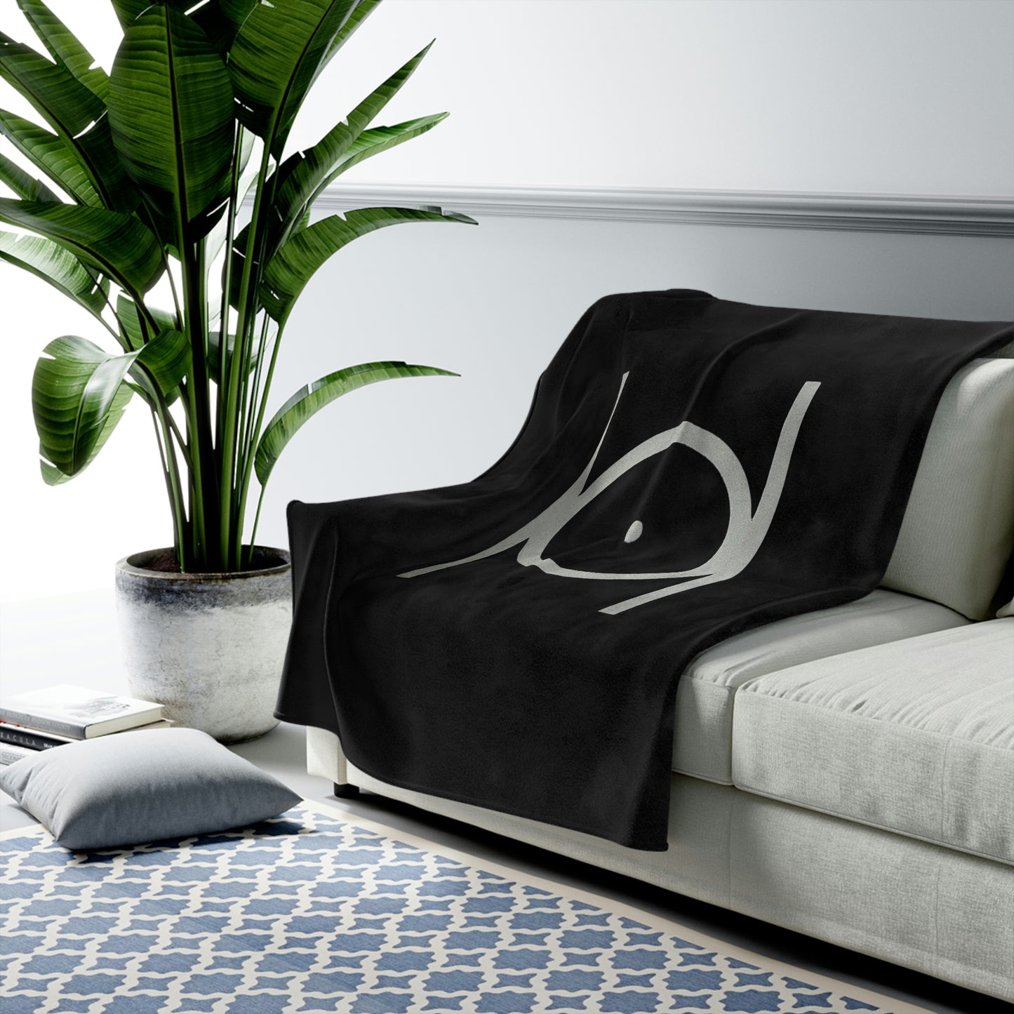Point in Circle Plush Blanket